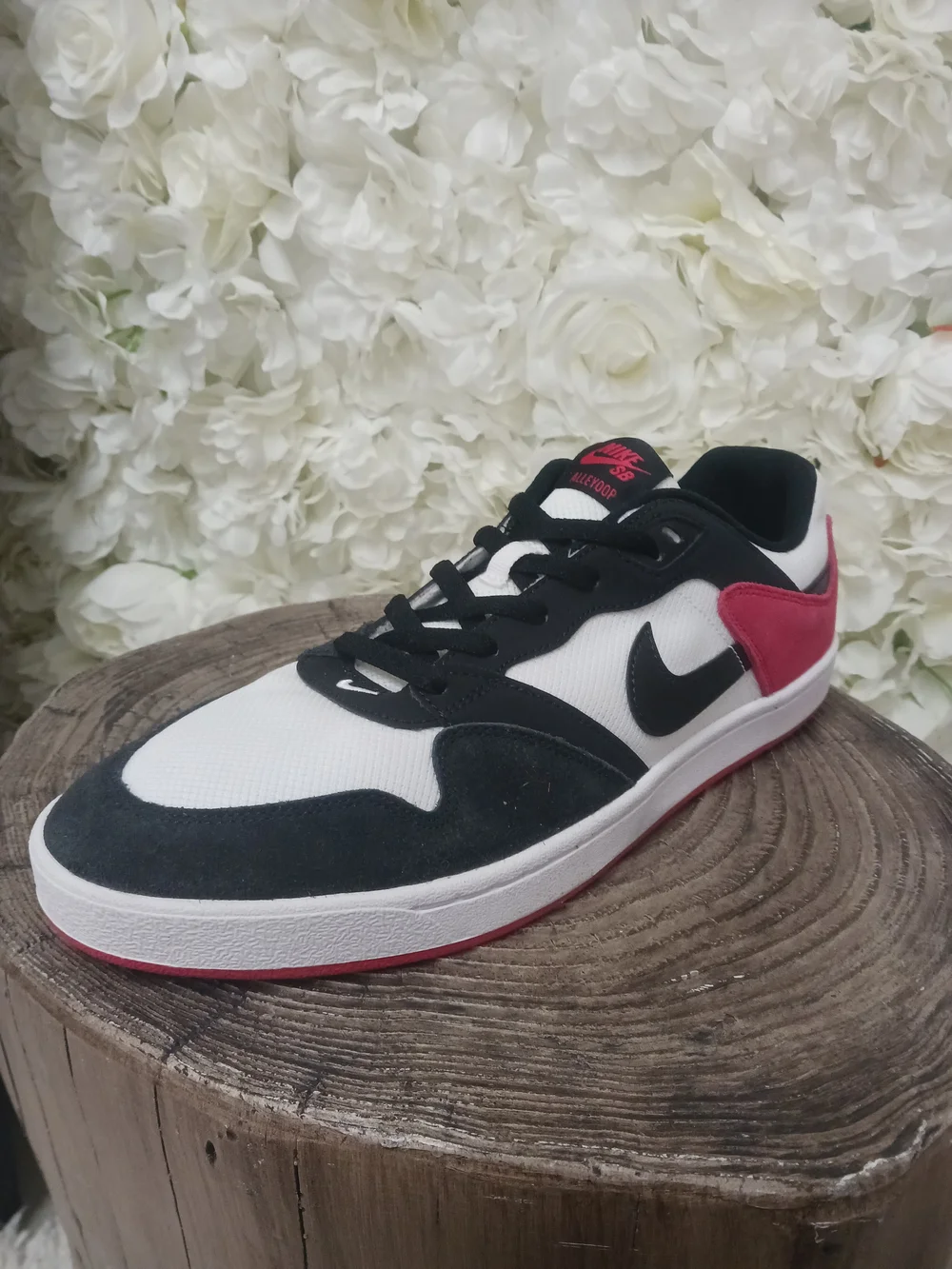 Nike Men’s Black White and Red Low-Top Skate Sneaker